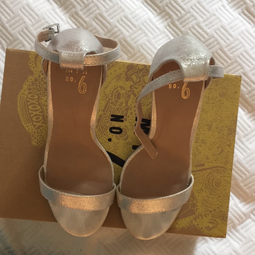 Mix 6 silver metallic heels.